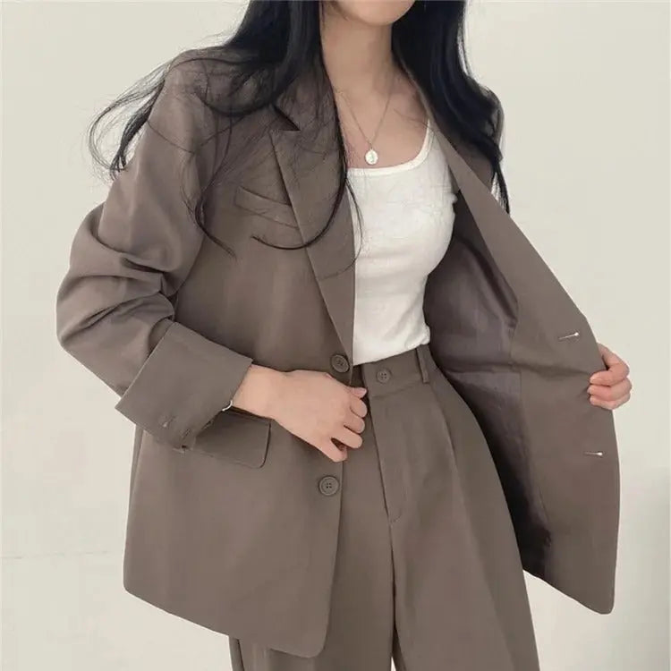 Elegant Tailored Blazer and Trouser Set with Modern Relaxed Fit
