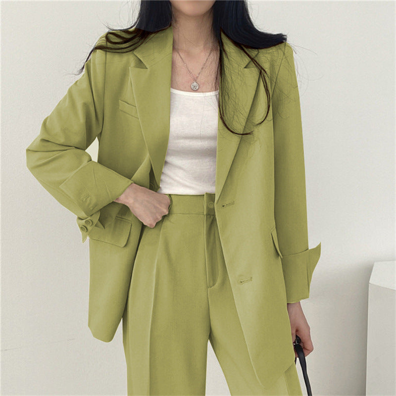 Elegant Tailored Blazer and Trouser Set with Modern Relaxed Fit
