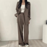 Elegant Tailored Blazer and Trouser Set with Modern Relaxed Fit