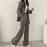 Elegant Tailored Blazer and Trouser Set with Modern Relaxed Fit