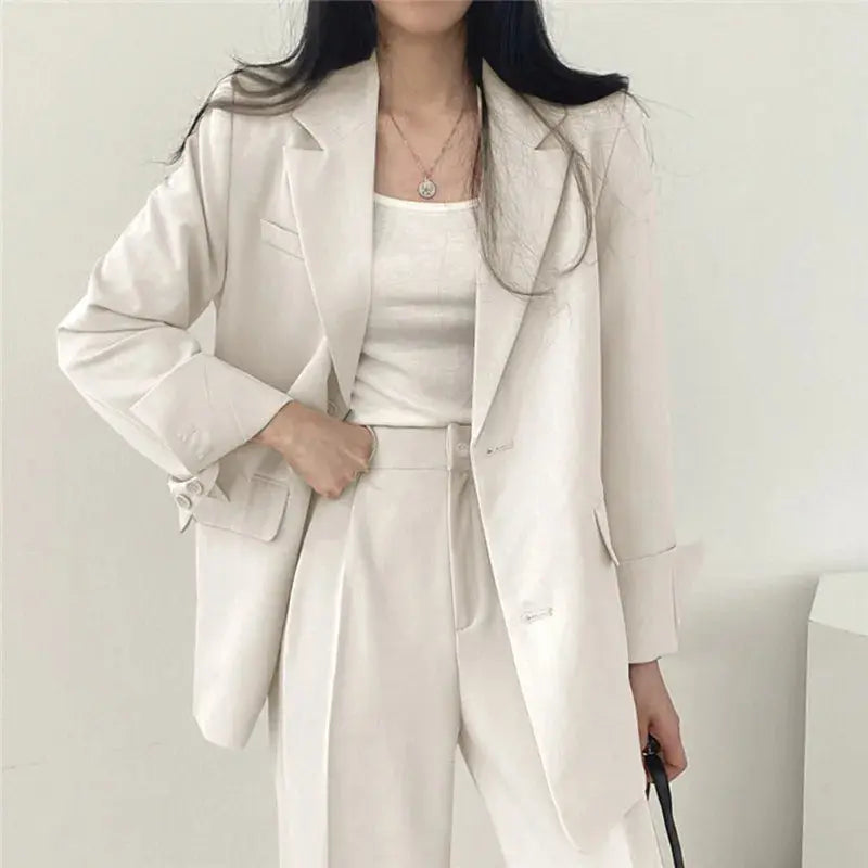 Elegant Tailored Blazer and Trouser Set with Modern Relaxed Fit